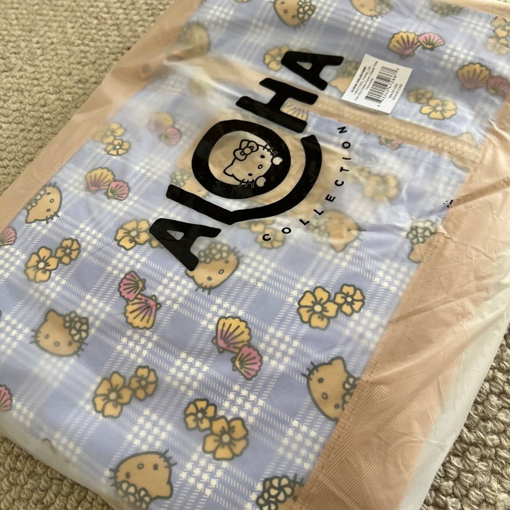 ALOHA Collection Big Show Exclusive Hello Kitty Palaka Nylon Zipper Tote - Picture 7 of 7